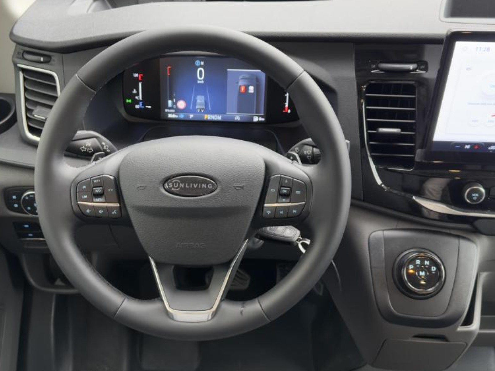 Interieur van de cabine van een Sun Living S72DL camper, met twee draaibare stoelen voorin, een modern dashboard en een ruim zicht door de voorruit